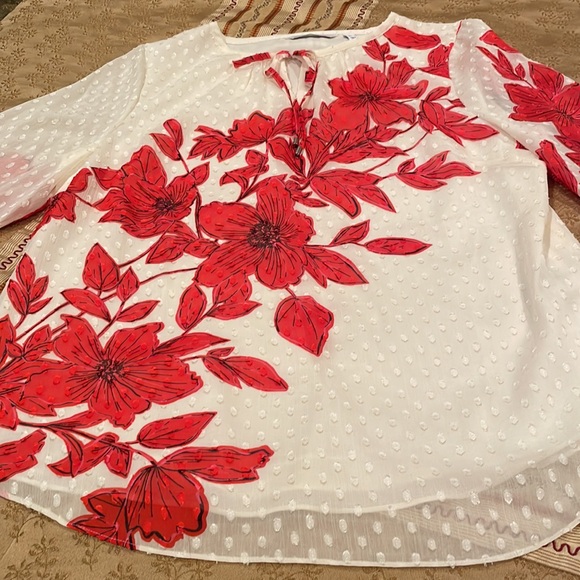 NWOT Isaac Mizrahi top, polyester, red floral on white Swiss, 12 - Picture 2 of 10